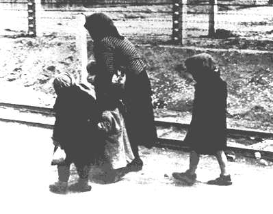  La déportation des enfants juifs — Auschwitz : une femme et ses enfants marchent vers la chambre à gaz 