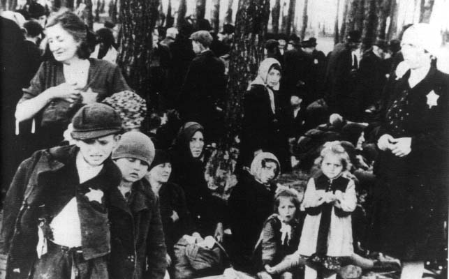 La déportation des enfants juifs — Des femmes et des enfants attendent d'entrer dans la chambre à gaz, à Auschwitz, dans le bois de bouleaux.