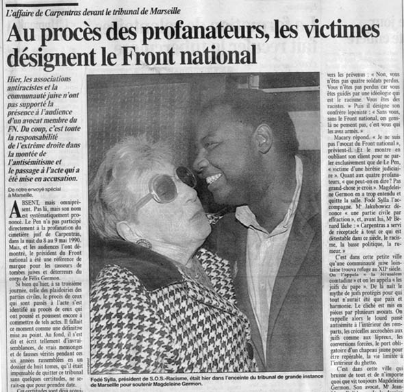 L'Humanité du Jeudi 20 mars 1997.
Sur la photo, Fodé Sylla, président de SOS-Racisme
avec Madeleine Germon, victime de la profanation
puisque le corps de son mari a été déterré par les profanateurs.