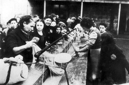 photo : lessive au camp de Drancy, en région parisienne