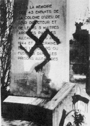 Profanation de la stèle à la mémoire des enfants d'Izieu, arrêtés par Klaus Barbie et  à Auschwitz - L'antisémitisme aujourd'hui, en France