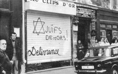 L'antisémitisme aujourd'hui, en France - Inscriptions antisémites
sur la boutique d'un bijoutuer juif,
en France, dans les années 80.