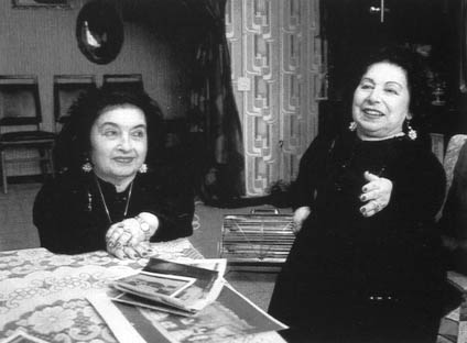 Elisabeth et Perla Moshkowitz, deux jumelles naines, ont survécu parce que Mengele s'intéressait à elles.