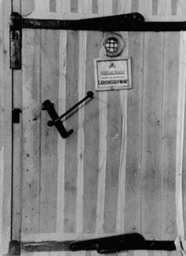 Extermination, les premières chambres à gaz. Photo de l'entrée d'une chambre à gaz, Auschwitz. 