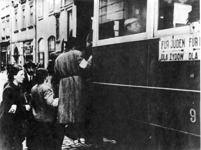 Etoile jaune — A Cracovie, en janvier 1941 : le dernier wagon du tramway est seul autorisé aux Juifs. Ceux qui montent portent le brassard au bras droit.