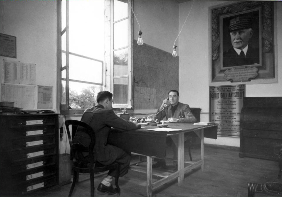 Le commandant Malinvaud dans son bureau du camp de Chancelade