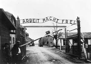  La porte du camp d'Auschwitz, photographiée en 1945. Elle est ouverte désormais.