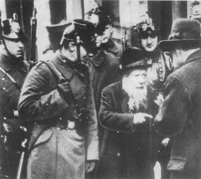 Arrestation par la police d'un vieux Juif à Berlin en 1934.