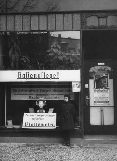 Un ancien magasin juif a été transformé en vitrine de propagande raciste.