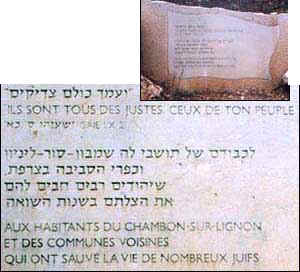 La plaque commémorative du Chambon-sur-Lignon, en français et en hébreu, à Yad Vashem.