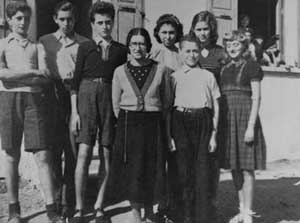 Groupe de jeunes juifs, réfugiés au foyer de La Guespy, au Chambon-sur-Lignon, avec Juliette Usach