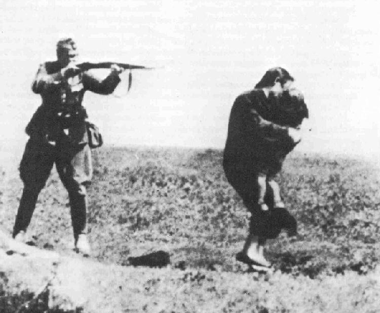 Photo : une femme et son enfant sont abattus en Russie par un soldat de l'armée allemande. le nombre des victimes de la Shoah ne compatbilise pas la Shoah par balles