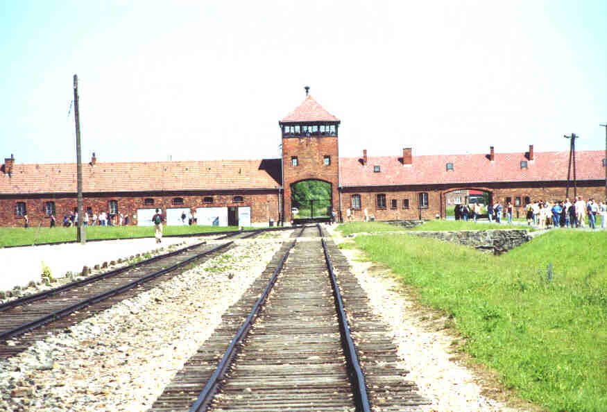  Photo de l'arrivée dans Auschwitz— les trois Auschwitz