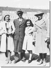 La famille Frank en mai 1940 :
Margot la grande soeur, le père, Anne, la mère. 