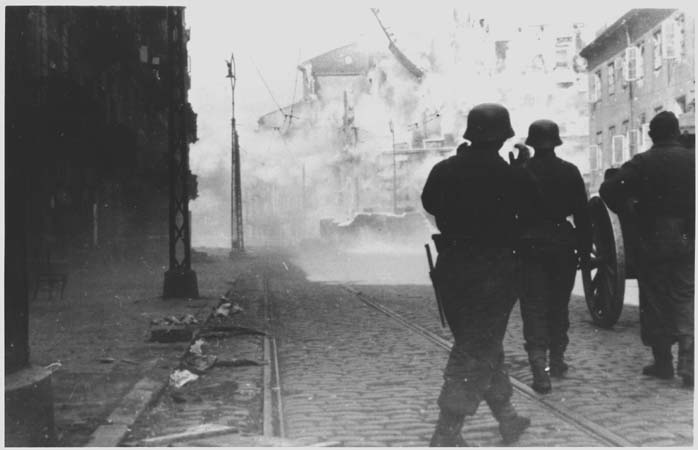 Les soldats allemands doivent tirer au canon sur les immeubles dans lesquels se sont réfugiés les combattants juifs.
A la fin de la bataille, le ghetto sera rasé.