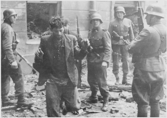 Deux combattants juifs sont pris dans les ruines du ghetto.