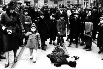 Un homme est allongé, mort, dans une rue du ghetto.