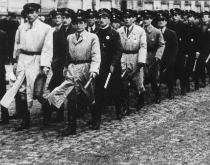 Judenrat ghetto de Varsovie. le "Conseil Juif" a organisé, à la demande des Allemands, une police juive (Jüdisher Ordmungsdienst) chargée de
maintenir l'ordre.