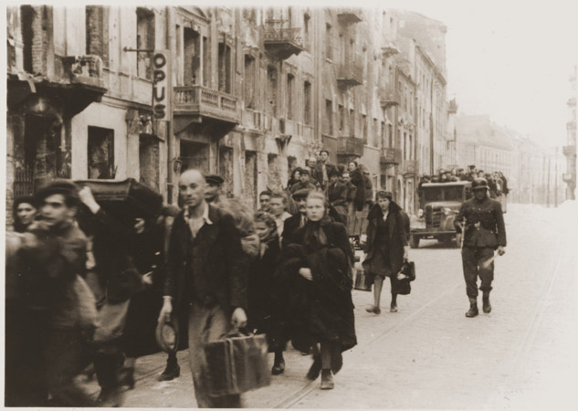  Des juifs capturés sont emmenés vers l'Umschlagplatz (1943)