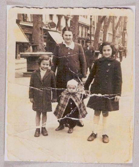 Madame LAZEGA avec ses trois enfants, Faye, Eva et Max, réfugiés à Barcelone en 1943.