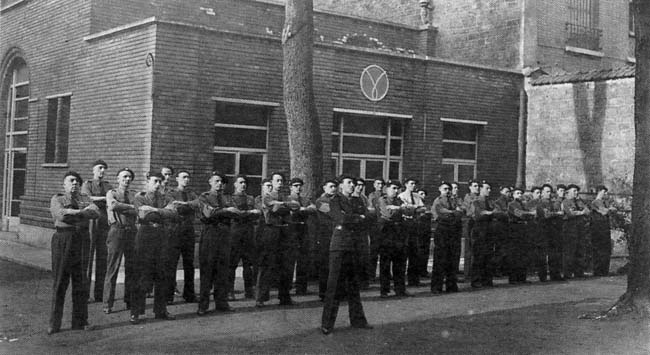 Le rôle de la Milice française dans l'extermination des Juifs — L'école des cadres de la Milice, rue d'Auteuil à Paris.
