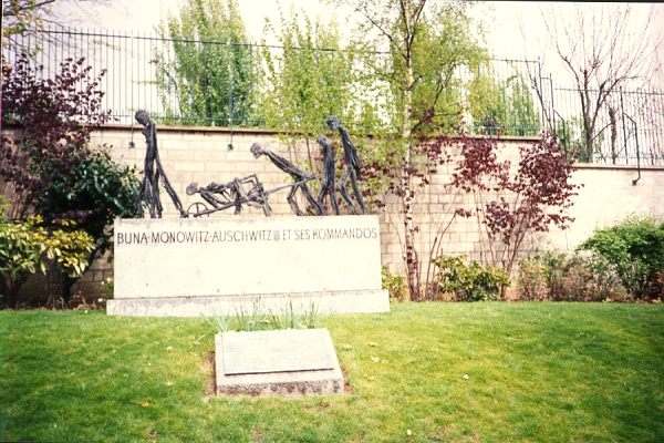 Monument du souvenir des déportés d'Auschwitz-Monowitz— les trois Auschwitz