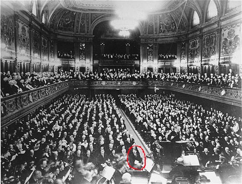 Hitler (entouré en rouge), au premier rang d'un concert de Wagner,
 C. Muck au podium, dirige l'Orchestre de Leipzig,
en présence de la veuve et du fils de Wagner.La musique dans les camps