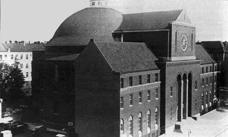 La synagogue de Berlin, construite en 1930, sera détruite par les nazis.