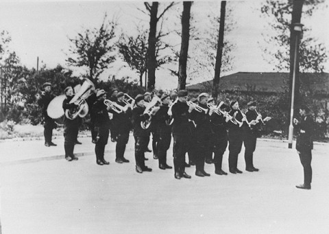 L'orchestre du camp de Buchenwald.
Il s'agit ici surtout d'une fanfare, apte à jouer des marches militaires qu'affectionnaient les SS.