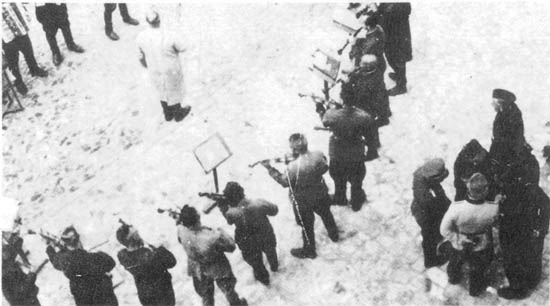 Photographie d'un orchestre dans un camp.