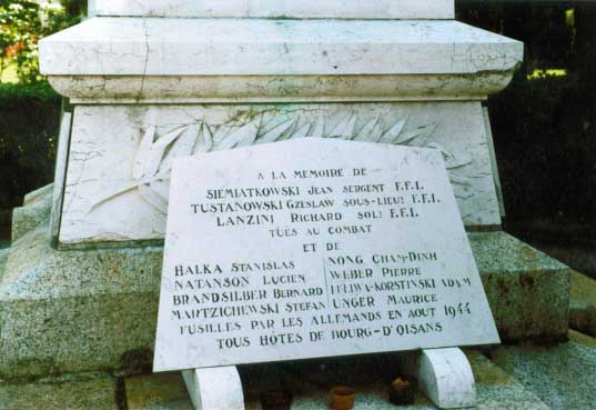 La plaque commémorative placée au pied du monument aux morts de Bourg-d'Oisans :