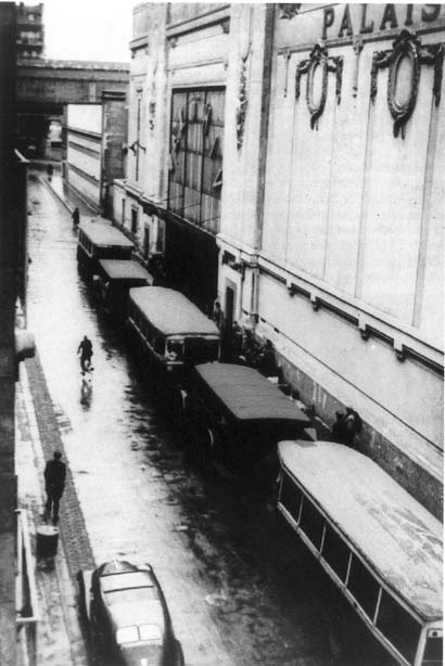 photographies de la déportation vers les camps — Les autobus utilisés à Paris lors de la rafle du Vél'd'hiv, les 16 et 17 juillet 1942.