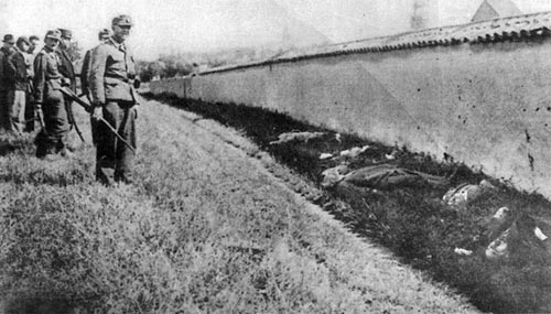  Après l'exécution à l'aube par les hommes de la Milice, des soldats allemands arrivent sur les lieux, un peu plus tard dans la journée.