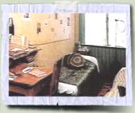 La chambre d'Anne Frank dans l'Annexe.
Au mur des portraits de stars.