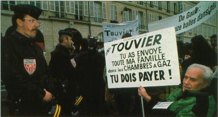 Manifestation pendant le procès Touvier en mars 1994