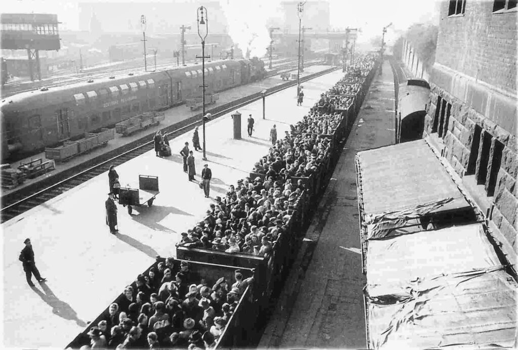 Train de marchandises transportant des Juifs vers les LIEUX DE DÉPORTATION, D'INTERNEMENT ET GHETTOS