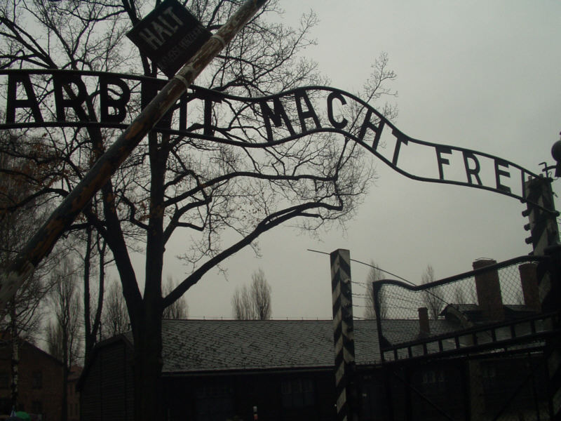 Quelques photos dérisoires Auschwitz "Arbeit Macht Frei",
l'entrée du camp d'Auschwitz I.