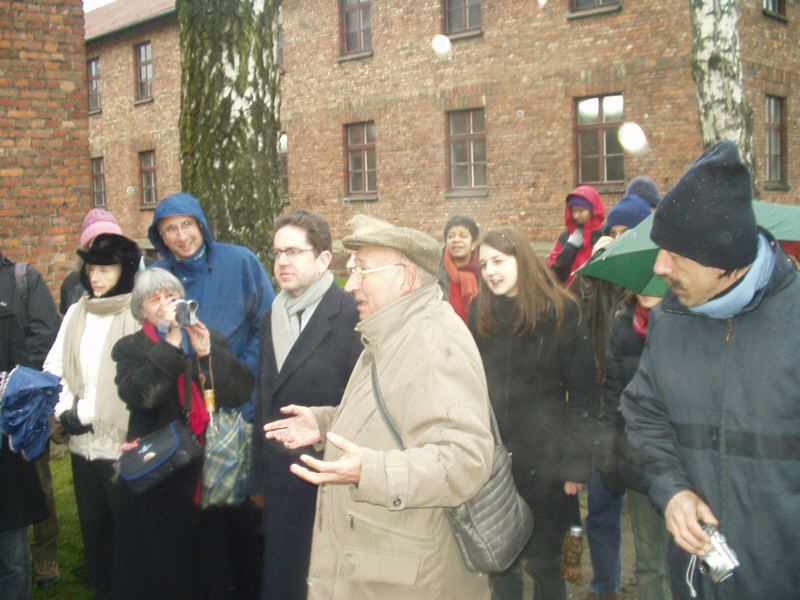 Quelques photos dérisoires d'Auschwitz. Raphaël, secrétaire de l'amicale d'Auschwitz, raconte.