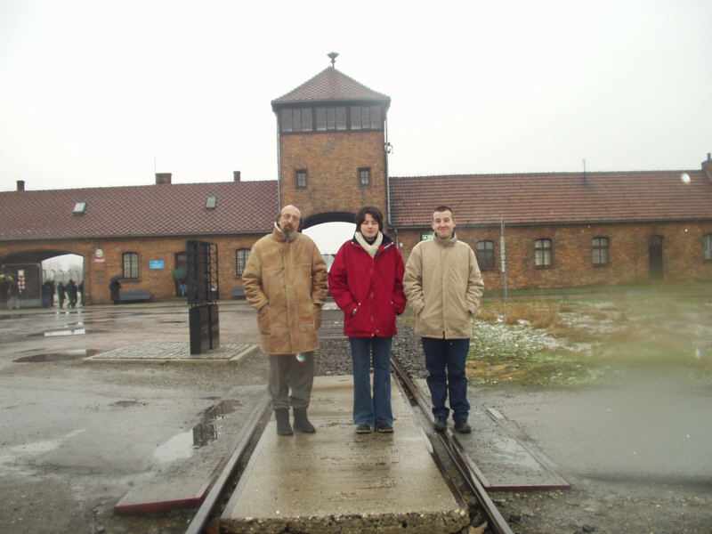 Dominique Natanson,
avec Claire et Aurélien,
deux de ses élèves du Lycée Nerval de Soissons,
devant l'entrée de Birkenau