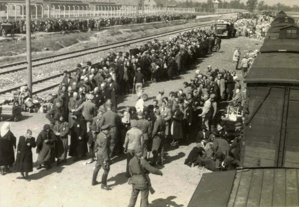 La sélection : photo prise depuis le toit d'un wagon par un SS, lors de l'arrivée d'un convoi de Juifs hongrois, durant l'été 1944.