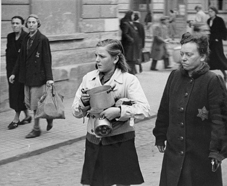 Photo du camp de Terezin : arrivée d'un convoi de Juifs hollandais (février 1944)(Theresienstadt 1) — Rues du ghetto de Theresienstadt
