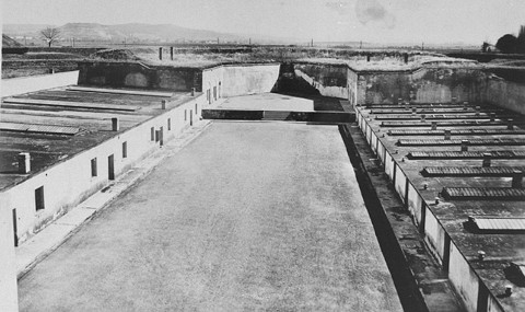 Photo du camp de Terezin — Vue d'une partie des fortifications de Terezin (la Petite forteresse), avec la cour de la prison de la Gestapo.
Photo prise après mai 1945