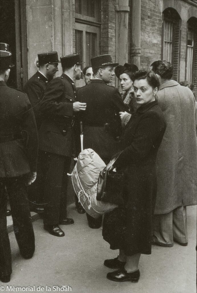 182 10 rafle billet vert gymnase japy paris 14 mai 1941 familles scparces des hommes convoqucs pour examen de controle c mcmorial de la shoah scaled 1