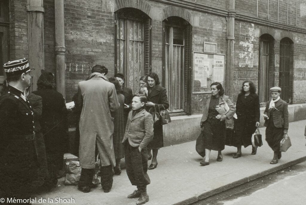 182 14 rafle billet vert gymnase japy paris 14 mai 1941 familles attendant pour donner les valises o leur proche arratc c mcmorial de la shoah scaled 1