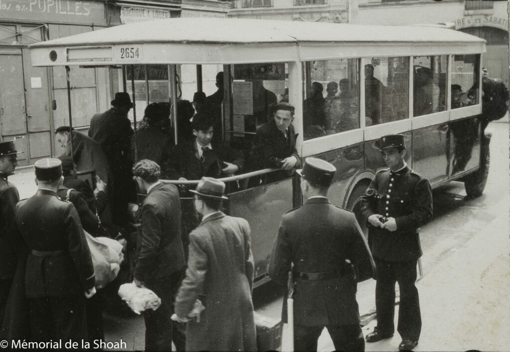 183 22 rafle billet vert gymnase japy paris 14 mai 1941 hommes arratcs quittent le gymnase en bus pour la gare d austerlitz c mcmorial de la shoah 2 scaled 1