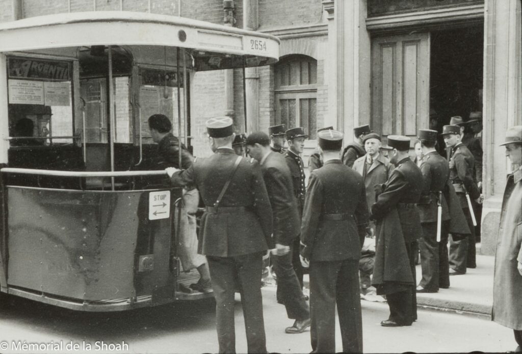 183 9 rafle billet vert gymnase japy paris 14 mai 1941 hommes arratcs quittent le gymnase en bus pour la gare d austerlitz c mcmorial de la shoah scaled 1