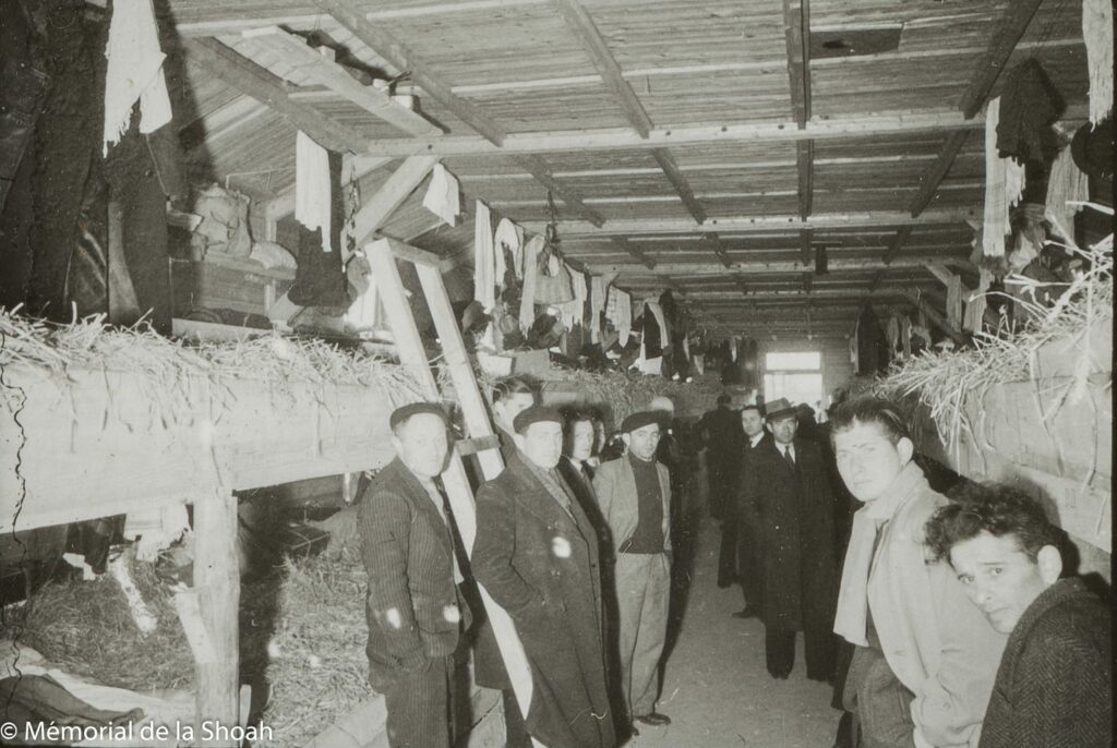 186 1 rafle billet vert lendemain de la rafle au camp de pithiviers et beaune la rolande hommes dans les baraques insalubres c mcmorial de la shoah scaled 1