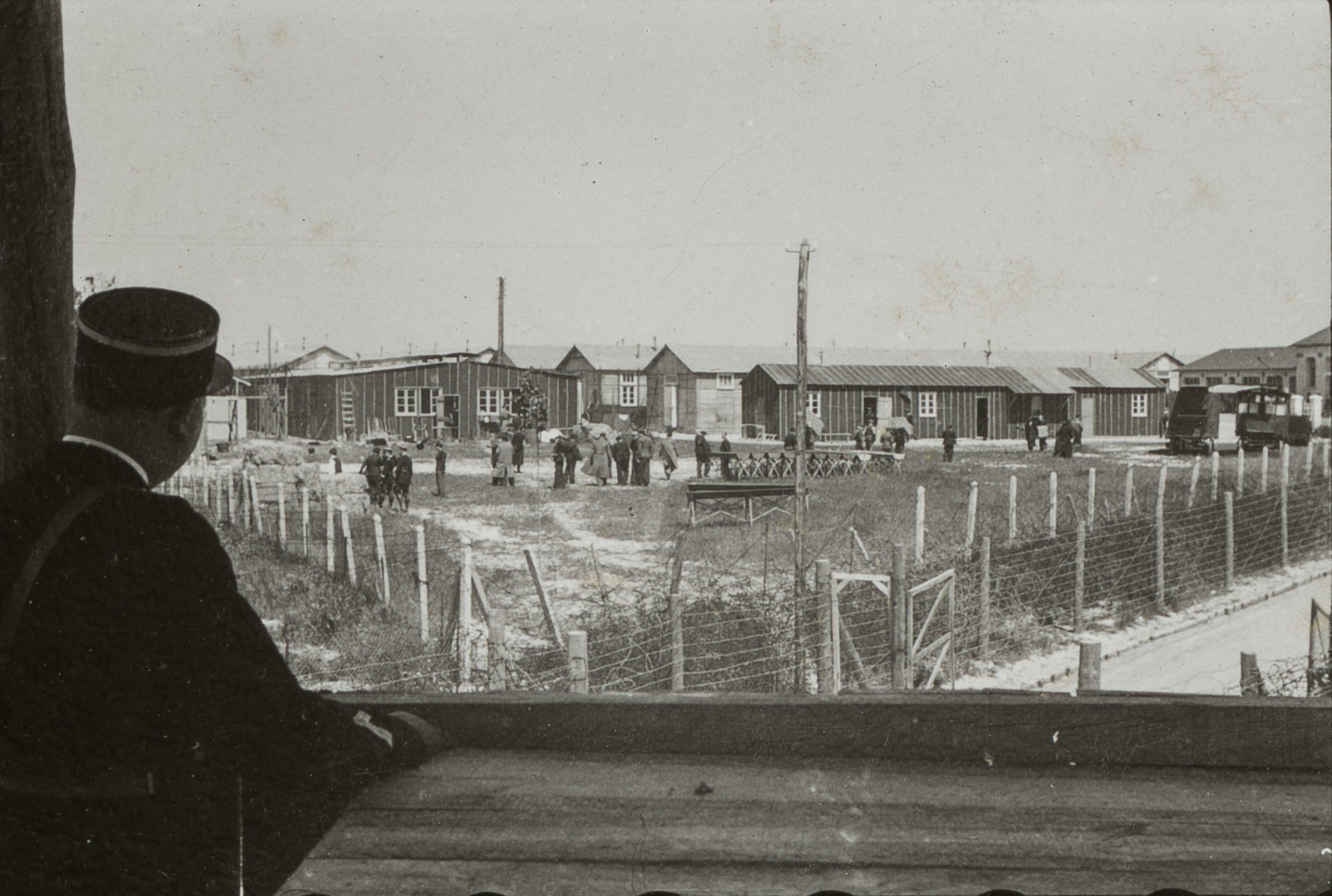 187 1 rafle du billet vert lendemain de la rafle gendarme francais poste sur un mirador du camp de beaune la rolande c memorial de la shoah scaled 1
